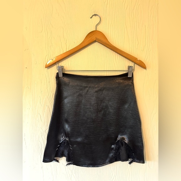 Razy’s Satin Feel Lace Slit Detail Zip Up Mini Skirt - Picture 5 of 16